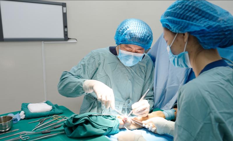 Chạy thận 15 năm, cánh tay “phình như bóng”: Bác sĩ phát hiện nguyên nhân ít ai ngờ- Ảnh 2.