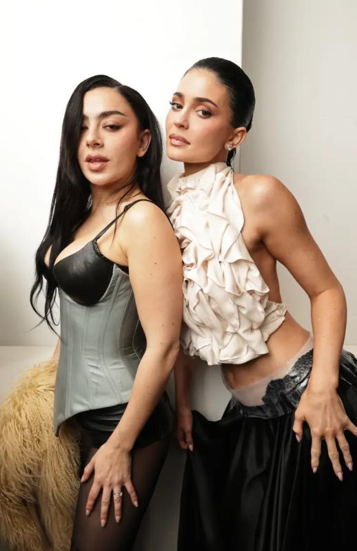 Kylie Jenner chán khoe ngực, chuyển sang khoe phần dưới- Ảnh 2.