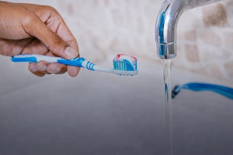 Trước khi đánh răng có cần làm ướt bàn chải không? Nha sĩ lên tiếng: Đa số chúng ta đã làm sai- Ảnh 1.