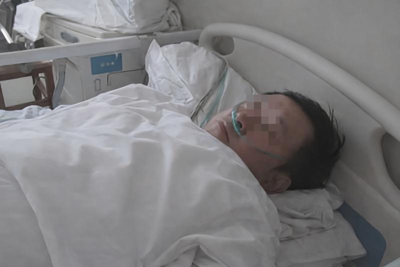 Người đàn ông 45 tuổi đột quỵ, liệt nửa người, vợ bật khóc: Khuyên mãi vẫn không bỏ!- Ảnh 1.