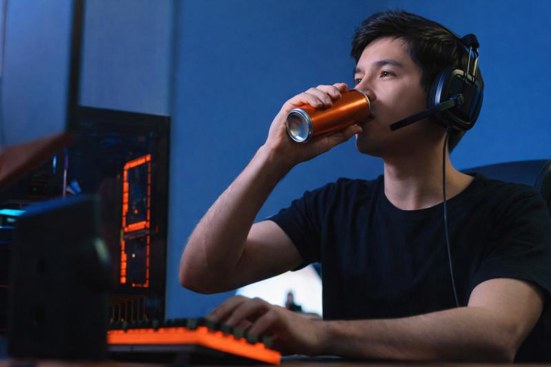 Ai nên tránh nước tăng lực và làm sao để uống 1 cách lành mạnh? Bác sĩ giải thích- Ảnh 1.