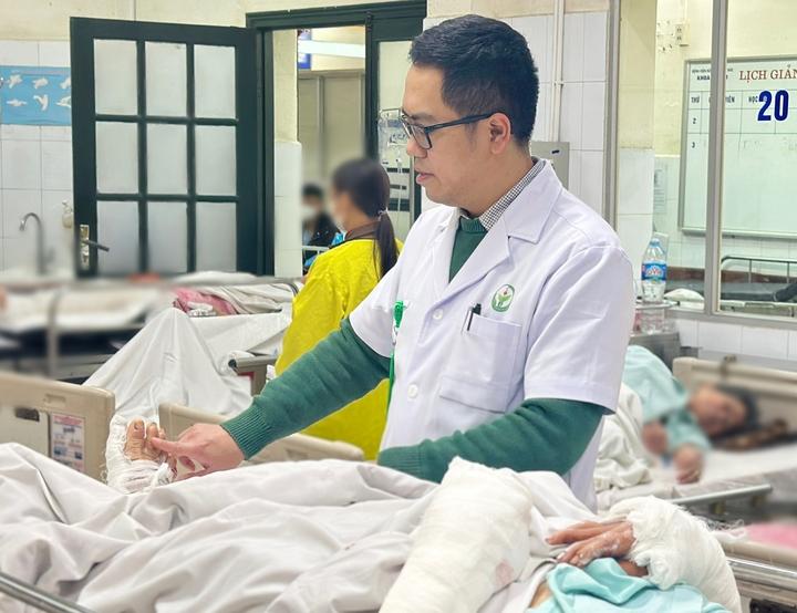 Cụ bà 75 tuổi bị chó tấn công dập nát hai tay, gãy hở xương- Ảnh 1.