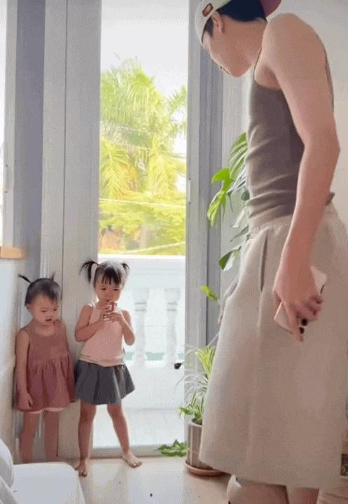 Trùm cuối "dâu hào môn" Tuấn Dương hì hục cắm lọ hoa 20 triệu để chưng Tết, vẫn bị "bánh bèo" Suli bẻ lá, vặt hoa không thương tiếc- Ảnh 9.