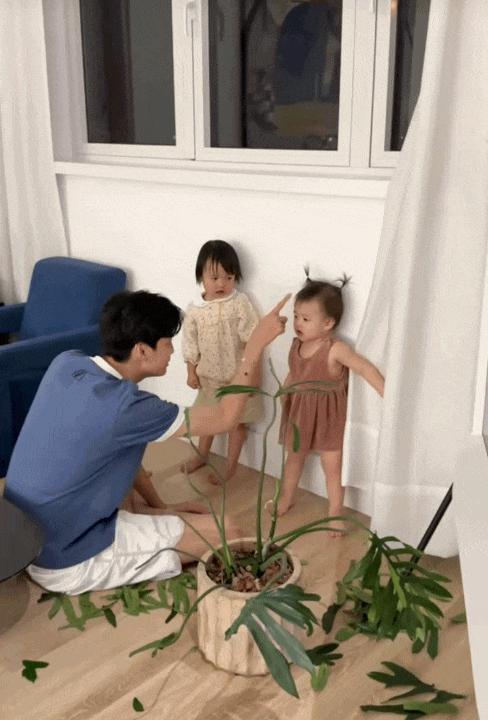 Trùm cuối "dâu hào môn" Tuấn Dương hì hục cắm lọ hoa 20 triệu để chưng Tết, vẫn bị "bánh bèo" Suli bẻ lá, vặt hoa không thương tiếc- Ảnh 7.