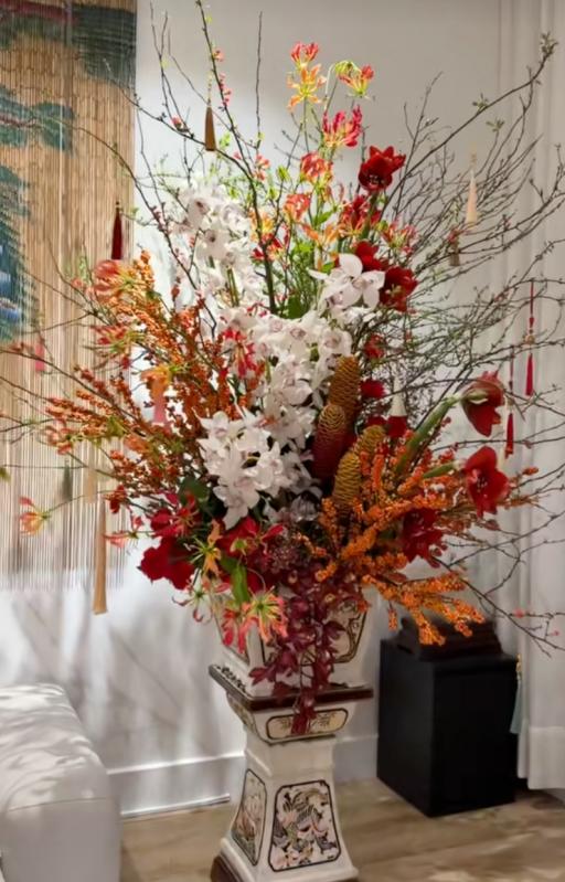 Trùm cuối "dâu hào môn" Tuấn Dương hì hục cắm lọ hoa 20 triệu để chưng Tết, vẫn bị "bánh bèo" Suli bẻ lá, vặt hoa không thương tiếc- Ảnh 2.