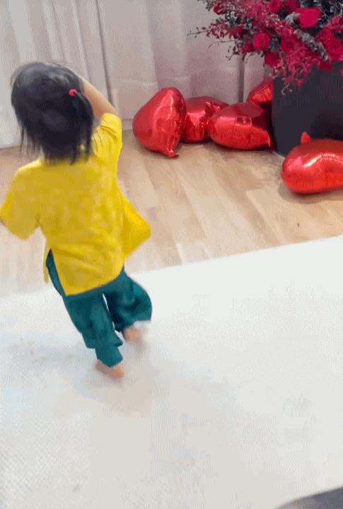 Trùm cuối "dâu hào môn" Tuấn Dương hì hục cắm lọ hoa 20 triệu để chưng Tết, vẫn bị "bánh bèo" Suli bẻ lá, vặt hoa không thương tiếc- Ảnh 3.