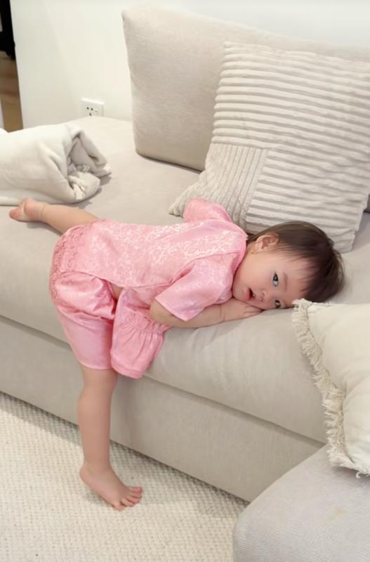 Trùm cuối "dâu hào môn" Tuấn Dương hì hục cắm lọ hoa 20 triệu để chưng Tết, vẫn bị "bánh bèo" Suli bẻ lá, vặt hoa không thương tiếc- Ảnh 5.