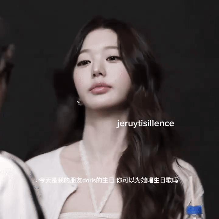 Gương mặt cứng đờ tới phát sợ của công chúa Kpop- Ảnh 7.