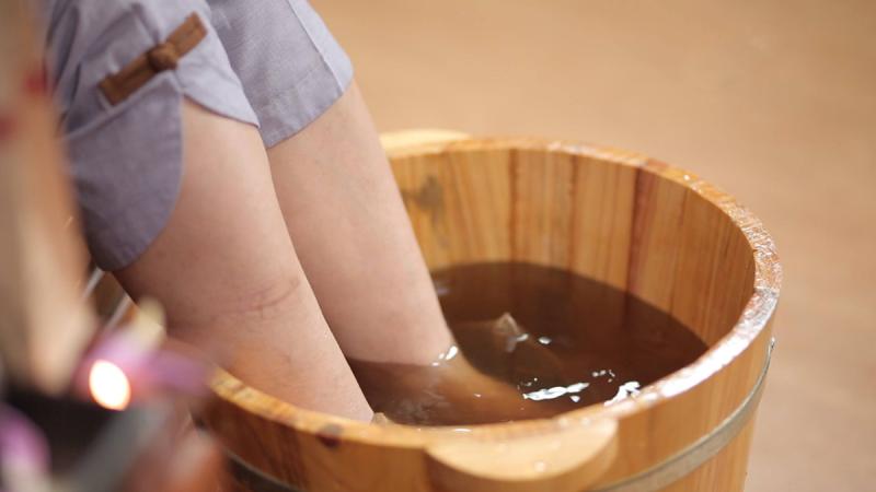 Cô giáo 67 tuổi tử vong bất ngờ sau khi ngâm chân theo cách "vạn người mê"- Ảnh 1.