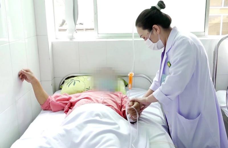 Bác sĩ chỉ ra khác biệt giữa say rượu và uống nhầm rượu độc ngày Tết- Ảnh 1.