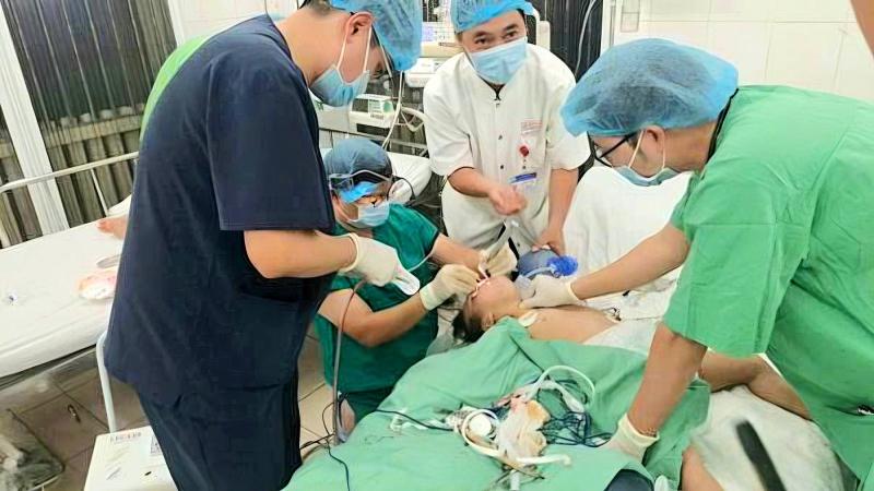 Bé 3 tuổi nguy kịch vì loại hạt thường có trên bàn tiếp khách dịp Tết- Ảnh 1.