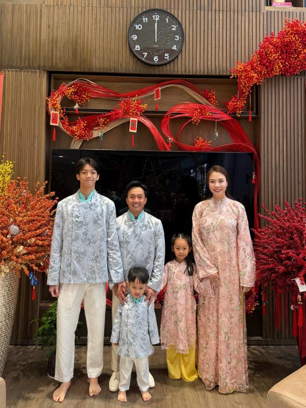 Đây đích thị là chiếc áo dài được sao Việt "sủng" nhất: Hoàng Thuỳ Linh mỗi mùng 1 màu, nhiều mỹ nữ đụng hàng- Ảnh 12.