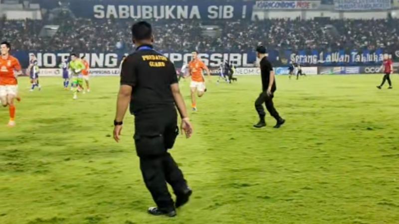 Sốc: Đội nhà bị loại, CĐV Indonesia tràn xuống sân tấn công khiến trọng tài và cầu thủ Thái Lan phải chạy trốn- Ảnh 2.