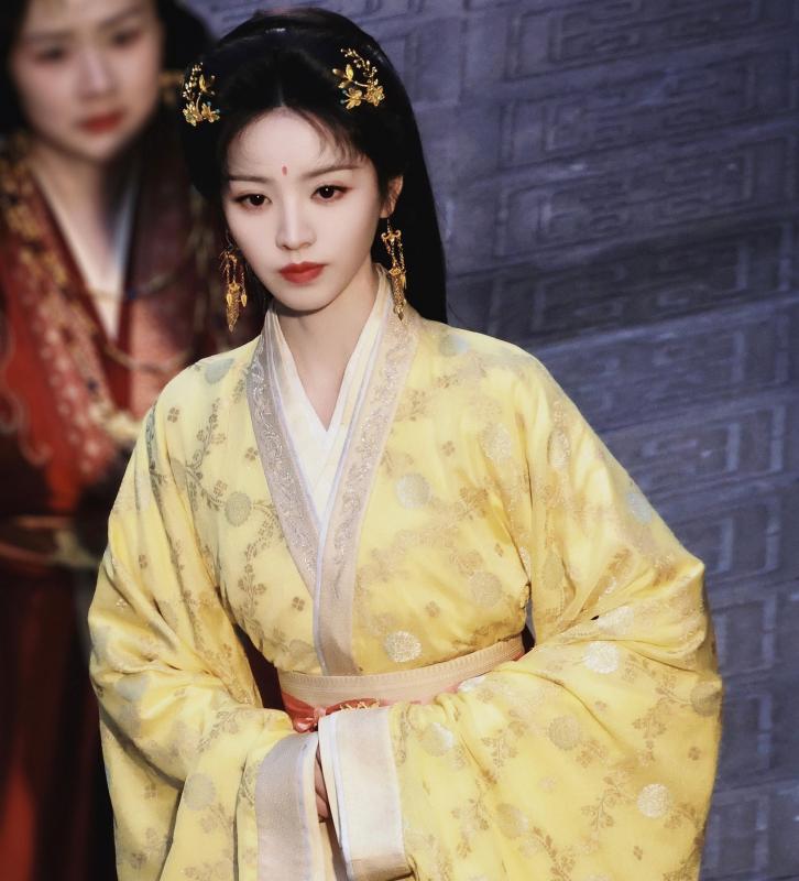 Mỹ nhân đẹp nhất mùng 3 Tết đây rồi: Visual cao sang quyền quý, trời sinh ngậm thìa vàng trong miệng- Ảnh 2.