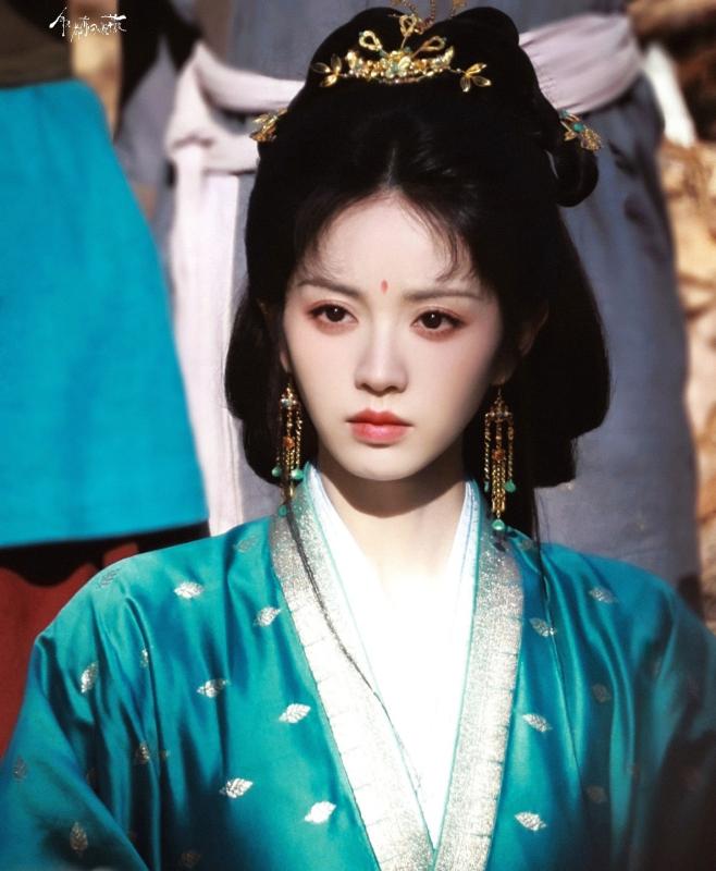 Mỹ nhân đẹp nhất mùng 3 Tết đây rồi: Visual cao sang quyền quý, trời sinh ngậm thìa vàng trong miệng- Ảnh 8.