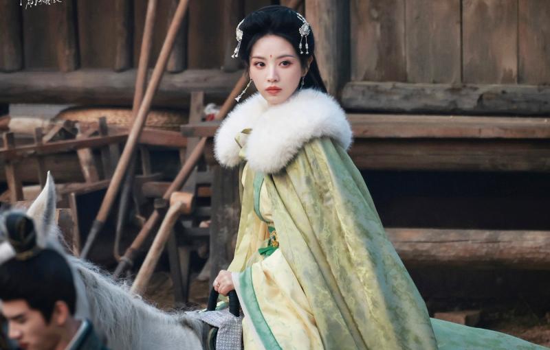 Mỹ nhân đẹp nhất mùng 3 Tết đây rồi: Visual cao sang quyền quý, trời sinh ngậm thìa vàng trong miệng- Ảnh 4.