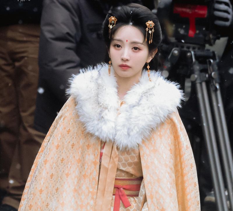 Mỹ nhân đẹp nhất mùng 3 Tết đây rồi: Visual cao sang quyền quý, trời sinh ngậm thìa vàng trong miệng- Ảnh 3.