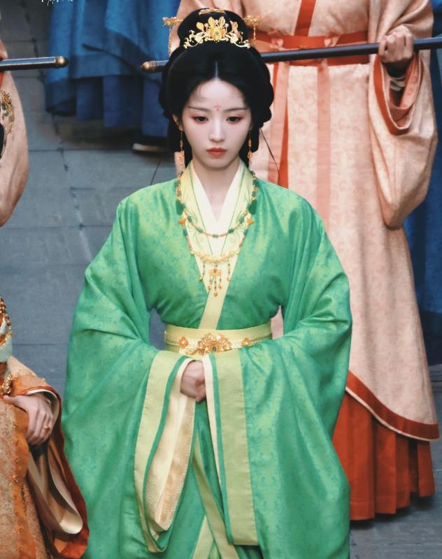 Mỹ nhân đẹp nhất mùng 3 Tết đây rồi: Visual cao sang quyền quý, trời sinh ngậm thìa vàng trong miệng- Ảnh 1.