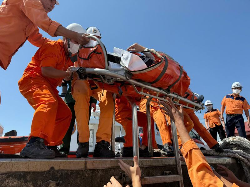 Cứu du khách nước ngoài nguy kịch trên biển ngày 27 Tết- Ảnh 2.