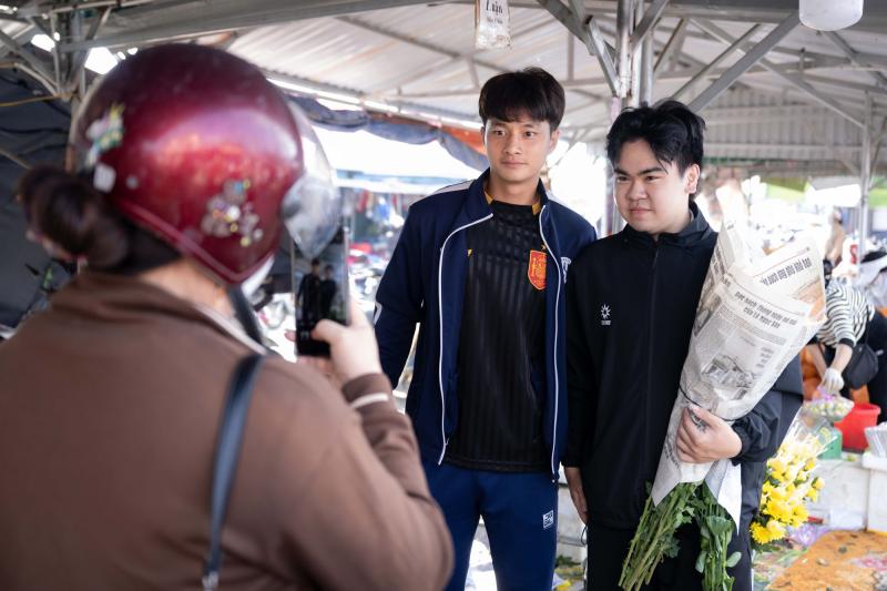 Góc chợ Tết Nghệ An xôn xao Cao Văn Bình phụ mẹ bán hoa quả: "Em không nổi tiếng đâu"- Ảnh 5.