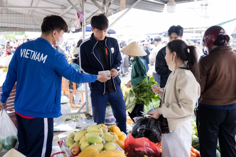 Góc chợ Tết Nghệ An xôn xao Cao Văn Bình phụ mẹ bán hoa quả: "Em không nổi tiếng đâu"- Ảnh 14.