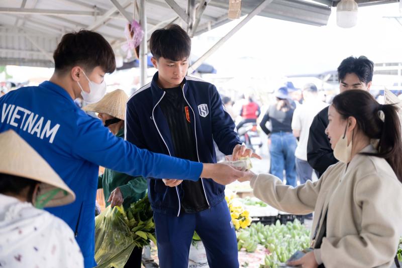 Góc chợ Tết Nghệ An xôn xao Cao Văn Bình phụ mẹ bán hoa quả: "Em không nổi tiếng đâu"- Ảnh 13.