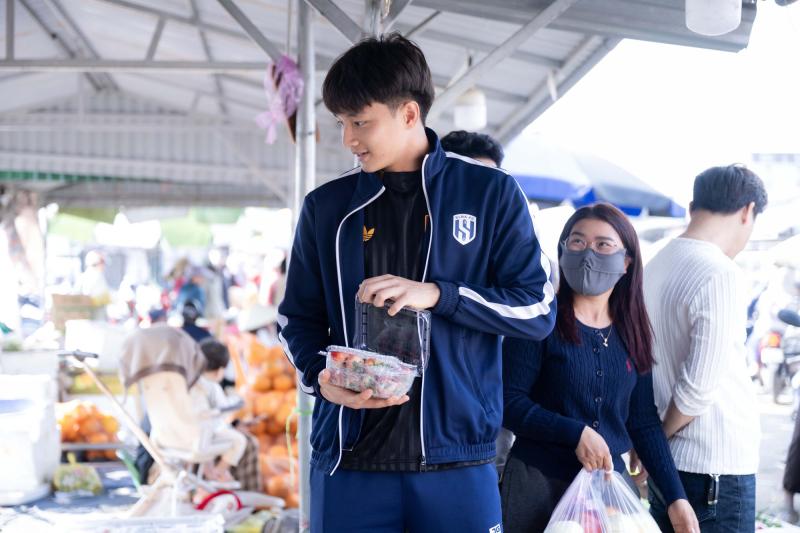Góc chợ Tết Nghệ An xôn xao Cao Văn Bình phụ mẹ bán hoa quả: "Em không nổi tiếng đâu"- Ảnh 10.