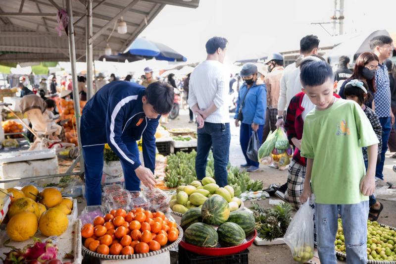Góc chợ Tết Nghệ An xôn xao Cao Văn Bình phụ mẹ bán hoa quả: "Em không nổi tiếng đâu"- Ảnh 12.