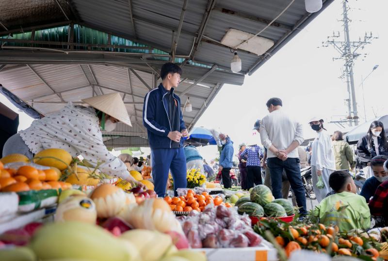 Góc chợ Tết Nghệ An xôn xao Cao Văn Bình phụ mẹ bán hoa quả: "Em không nổi tiếng đâu"- Ảnh 15.