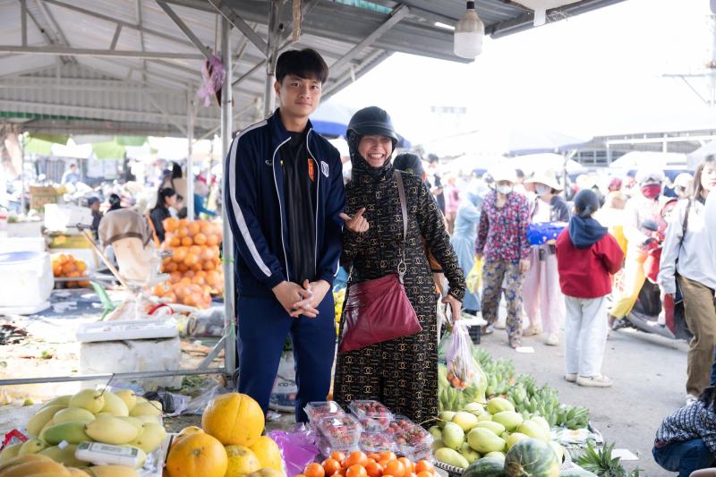 Góc chợ Tết Nghệ An xôn xao Cao Văn Bình phụ mẹ bán hoa quả: "Em không nổi tiếng đâu"- Ảnh 2.