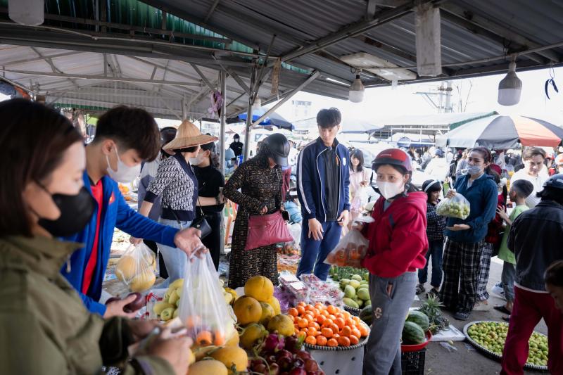 Góc chợ Tết Nghệ An xôn xao Cao Văn Bình phụ mẹ bán hoa quả: "Em không nổi tiếng đâu"- Ảnh 1.