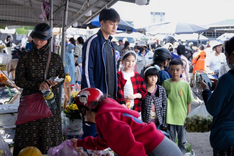 Góc chợ Tết Nghệ An xôn xao Cao Văn Bình phụ mẹ bán hoa quả: "Em không nổi tiếng đâu"- Ảnh 4.