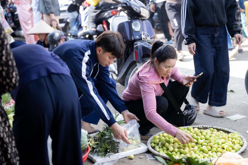 Góc chợ Tết Nghệ An xôn xao Cao Văn Bình phụ mẹ bán hoa quả: "Em không nổi tiếng đâu"- Ảnh 6.