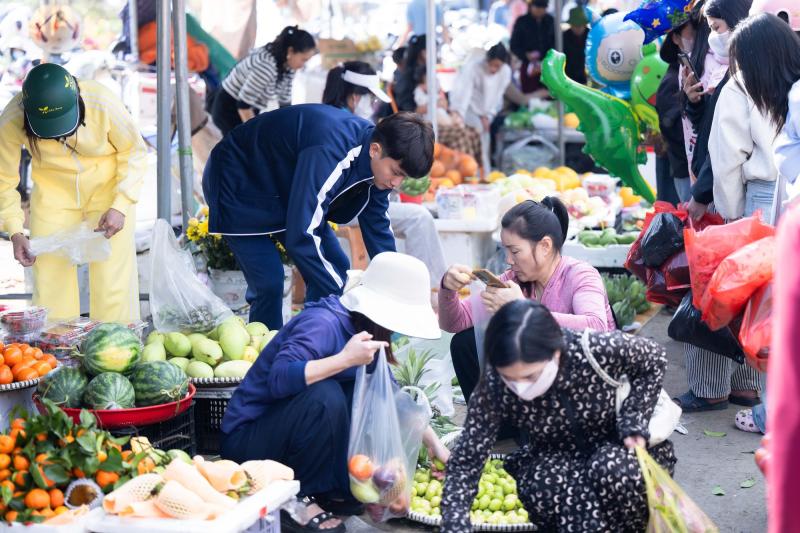 Góc chợ Tết Nghệ An xôn xao Cao Văn Bình phụ mẹ bán hoa quả: "Em không nổi tiếng đâu"- Ảnh 7.