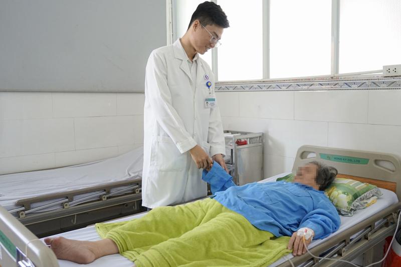 Đau bụng kéo dài, cụ bà 72 tuổi nhập viện trong tình trạng viêm phúc mạc toàn thể- Ảnh 1.