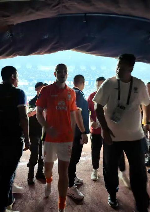 Sốc: Đội nhà bị loại, CĐV Indonesia tràn xuống sân tấn công khiến trọng tài và cầu thủ Thái Lan phải chạy trốn- Ảnh 5.