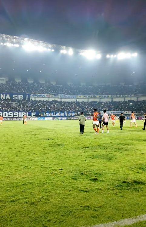 Sốc: Đội nhà bị loại, CĐV Indonesia tràn xuống sân tấn công khiến trọng tài và cầu thủ Thái Lan phải chạy trốn- Ảnh 3.