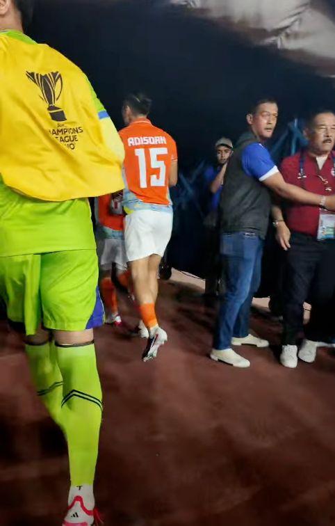 Sốc: Đội nhà bị loại, CĐV Indonesia tràn xuống sân tấn công khiến trọng tài và cầu thủ Thái Lan phải chạy trốn- Ảnh 4.