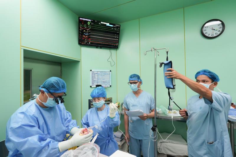 Vận chuyển khẩn cấp trái tim từ Hà Nội cứu bệnh nhi 11 tuổi ở TPHCM- Ảnh 3.