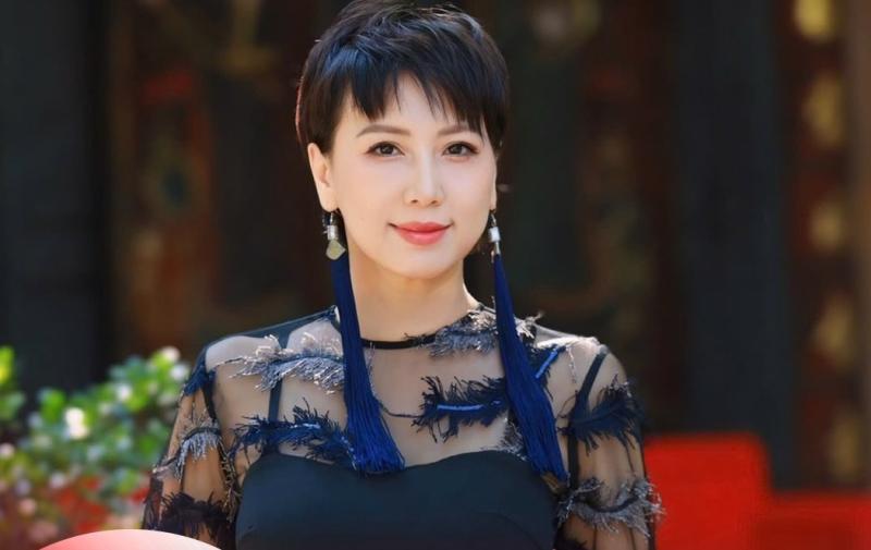 Mẹ Doãn Hải My diện áo dài, xách túi hiệu du xuân, visual trẻ đẹp không tuổi chuẩn "mẹ vợ hot nhất làng bóng đá"- Ảnh 3.