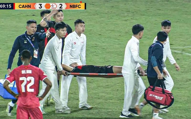 Tuyển thủ U23 Việt Nam chấn thương, rời sân bằng cáng ngay khi về từ U23 châu Á, các đồng đội lo lắng hỏi thăm- Ảnh 2.