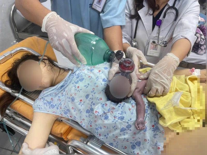 Đẻ rớt tại nhà, thay vì gọi 115, người nhà gọi xe công nghệ, em bé không qua khỏi- Ảnh 1.