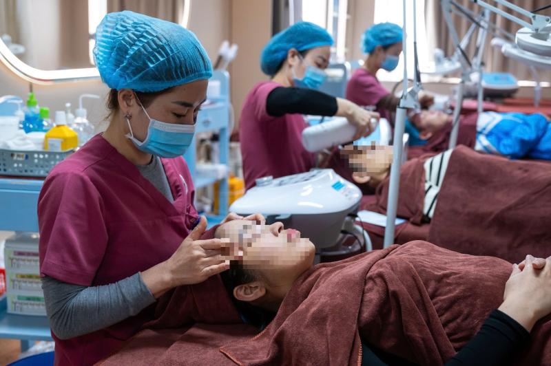 Tin quảng cáo “bật tông nhanh”, nhiều người biến dạng mặt vì làm đẹp cận Tết- Ảnh 4.