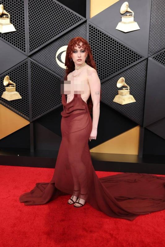 Thảm đỏ Grammy xuất hiện váy khoe thân phản cảm, nản nhất là cách che vòng 1 quá lố lăng- Ảnh 2.