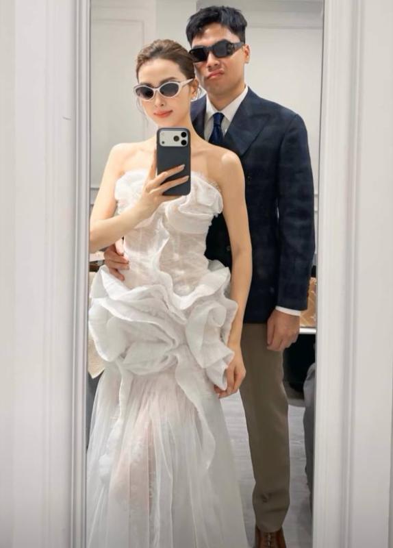MC Huyền Trang Mù Tạt khoe visual xinh đẹp sắc sảo chụp ảnh cưới cùng tuyển thủ U23 Việt Nam từng chấn động Thường Châu- Ảnh 1.