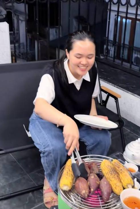 Vợ chồng Duy Mạnh đón dàn tuyển thủ thăm nhà mới 5 tầng mặt phố cổ, style của tiểu thư Quỳnh Anh gây chú ý- Ảnh 1.