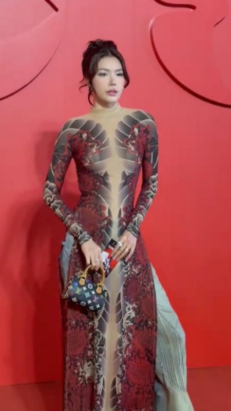 Hoảng với áo dài "hổ báo" của Minh Tú trên thảm đỏ Thỏ Ơi- Ảnh 2.