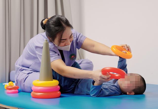 Từ tiên lượng sống thực vật đến tự đi lại sau 3 tháng vì đuối nước: Kỳ tích đưa 1 em bé từ hôn mê về với bố mẹ- Ảnh 3.