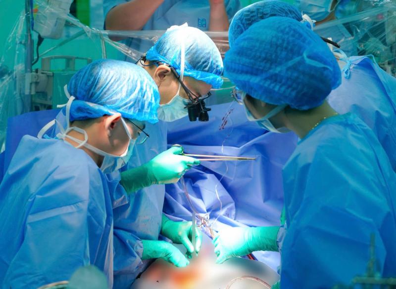 Vận chuyển khẩn cấp trái tim từ Hà Nội cứu bệnh nhi 11 tuổi ở TPHCM- Ảnh 4.