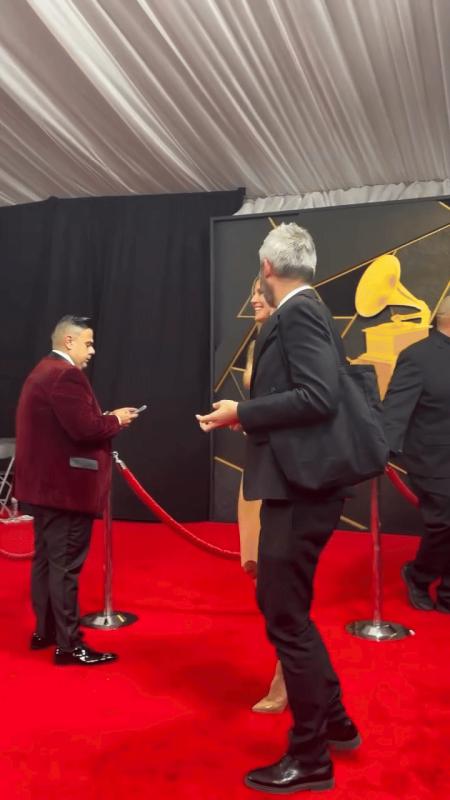 Siêu mẫu 52 tuổi gây tranh cãi với váy giả khỏa thân, đi lại không nổi tại Grammy- Ảnh 3.
